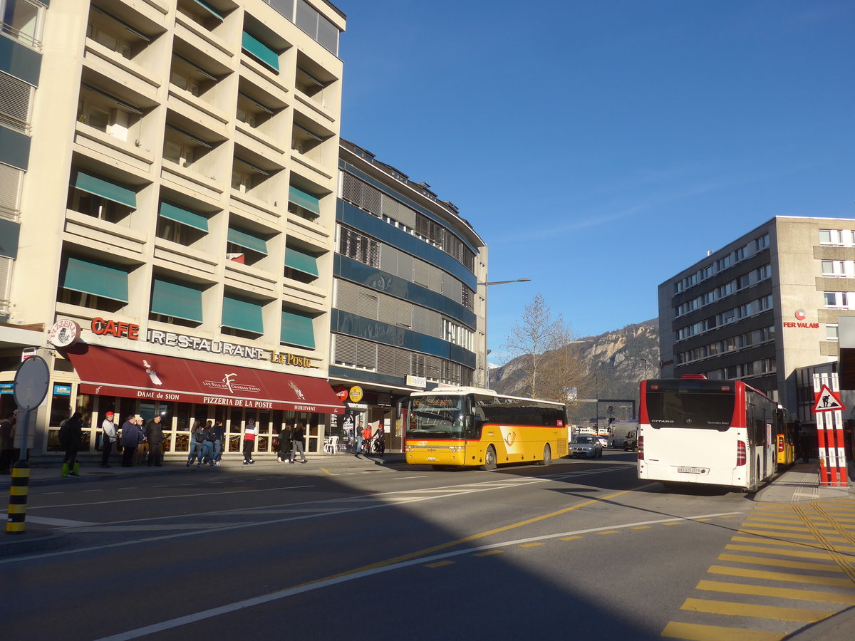 (214'817) - Mabillard, Lens - VS 4922 - Van Hool + PostAuto Wallis - Nr. 72/VS 415'457 - Mercedes (ex Lathion, Sion Nr. 72) am 22. Februar 2020 beim Bahnhof Sion