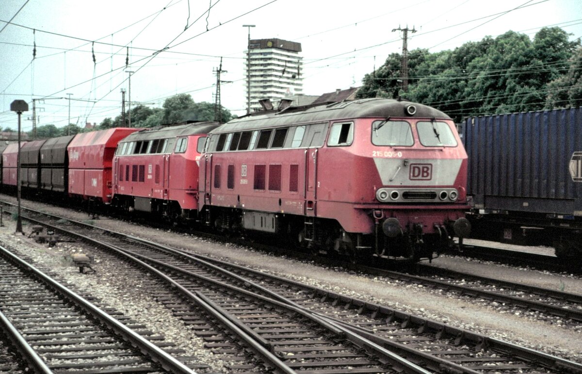 215 005-0 und 215 mit Fad Schüttgutwagen Ganzzug in Ulm am 28.05.1998.
