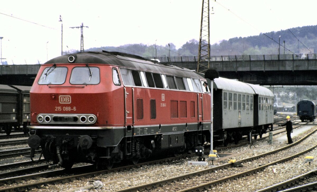 215 088-6 mit Umbau-Arbeitswagen in Ulm am 26.04.1985.
