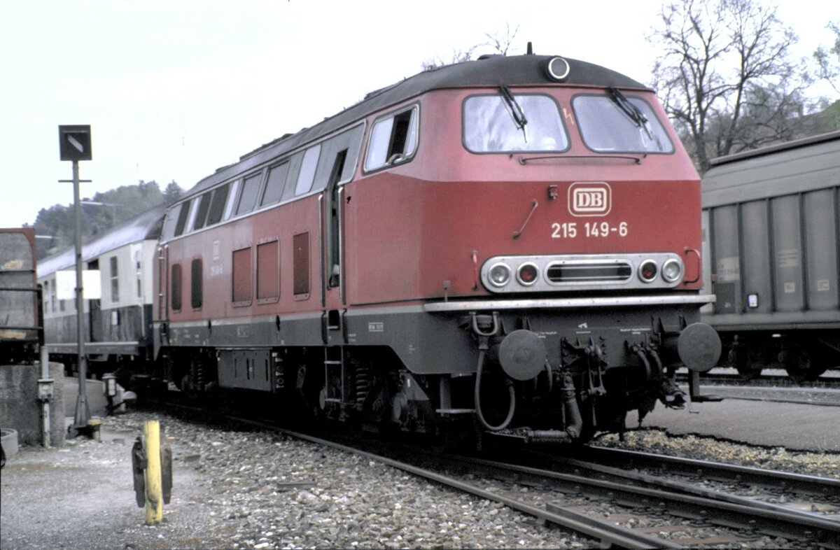 215 149-6 mit geplatzter Kraftoffleitung in Gingen/Brenz am 26.04.1985. Die Kraftstoffleitung war kurz hinter Langenau geplatzt und der Diesel über den heißen Motor gelaufen. Die Lok hat gequalmt wie eine Dampflok. Zum Glück hat der Kraftstoff nicht gezündet.