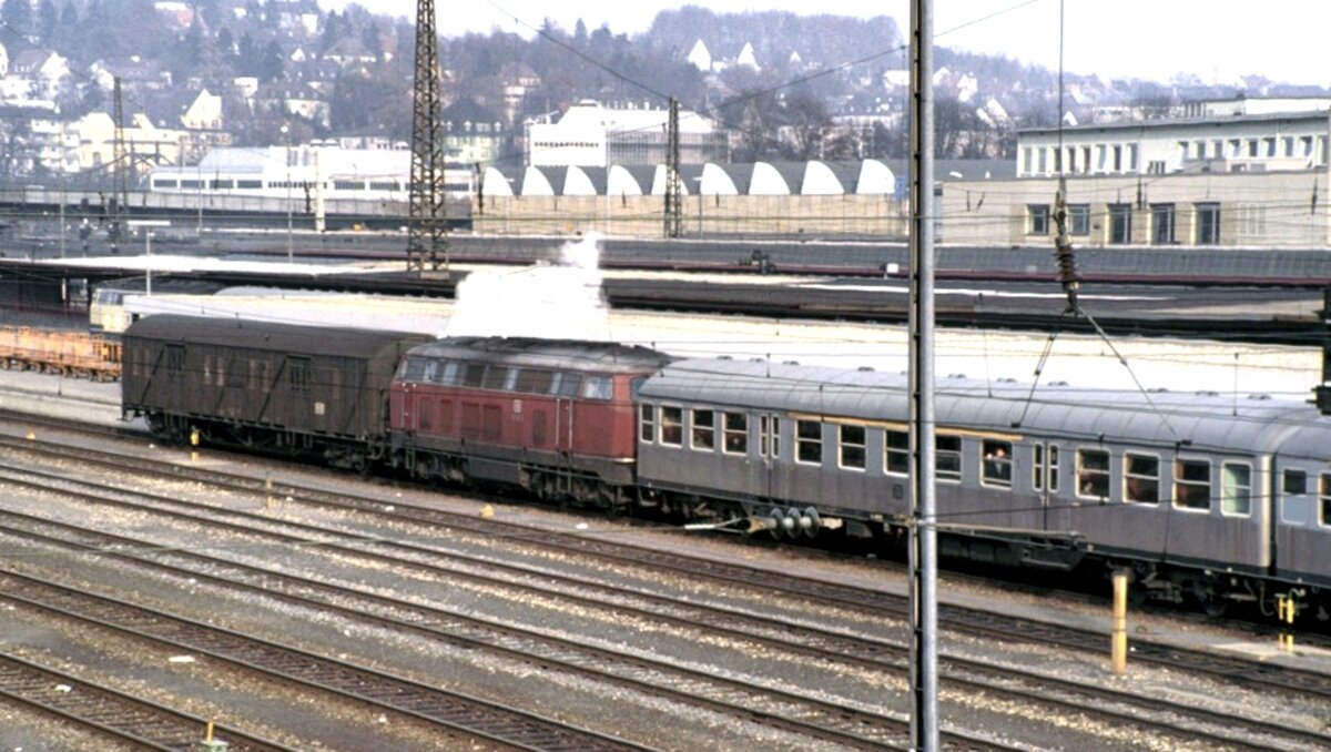 215 mit Silberlingen im Schubbetrieb; der Behelfspackwagen ist hinten angehängt, da dieser Wagen nicht schubfähig ist, in Ulmam 11.10.1980.