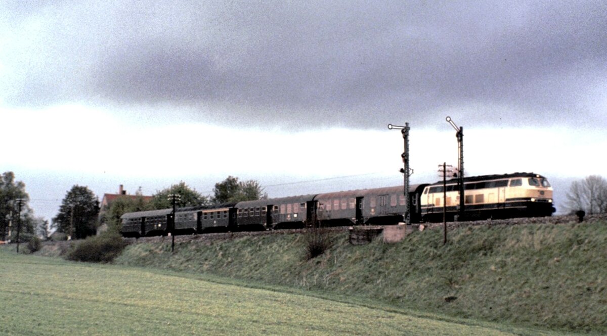 215 mit Umbauwagen bei Crailsheim am 03.05.1981.