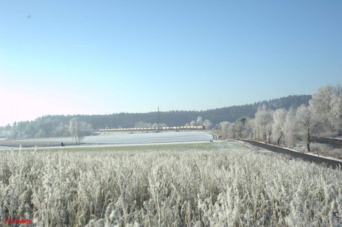 2159 256  GrainyDay  zieht den Slurry Kreideschlammzug kurz vor Marktleuthen in Richtung Hof. 29.12.24