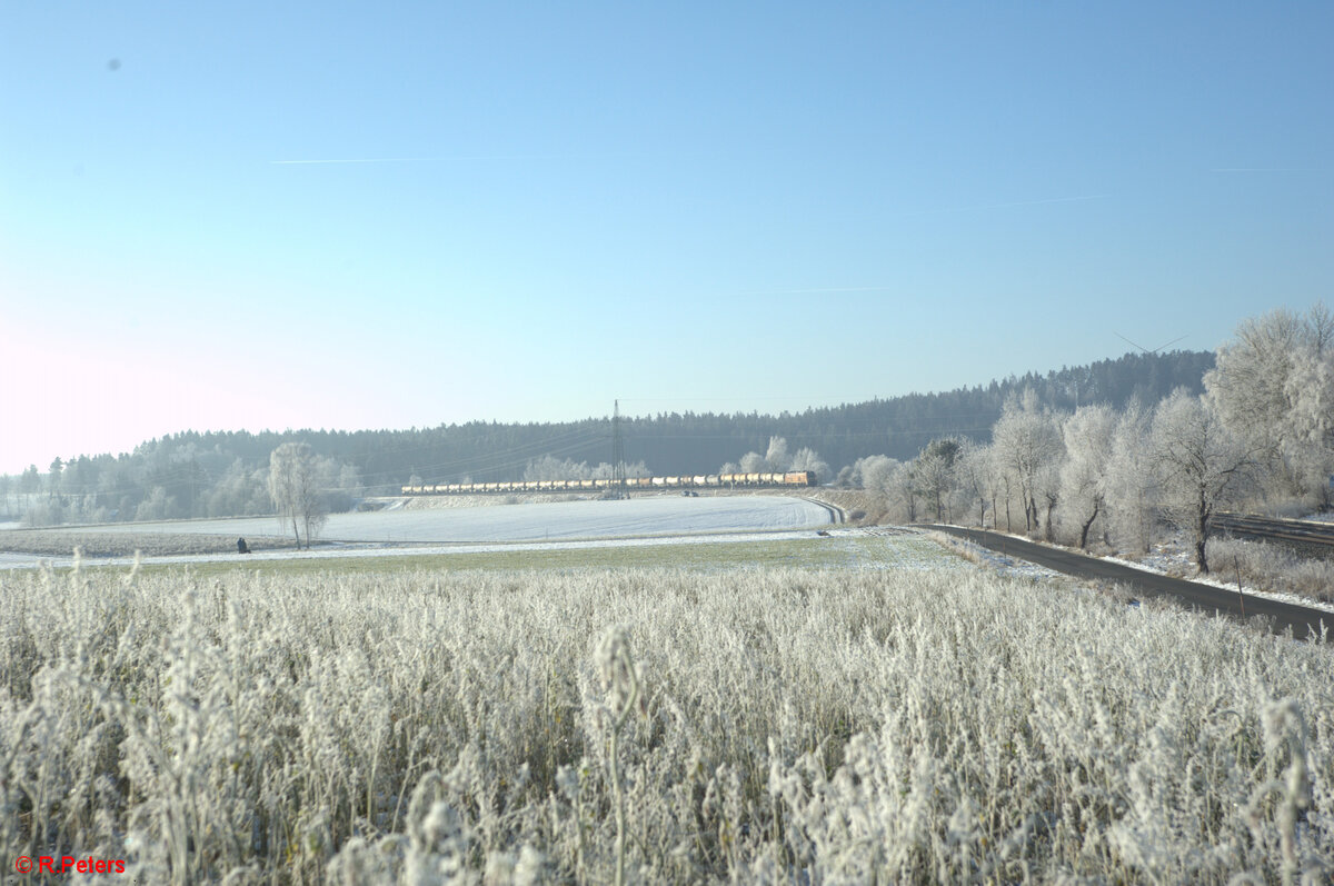 2159 256  GrainyDay  zieht den Slurry Kreideschlammzug kurz vor Marktleuthen in Richtung Hof. 29.12.24