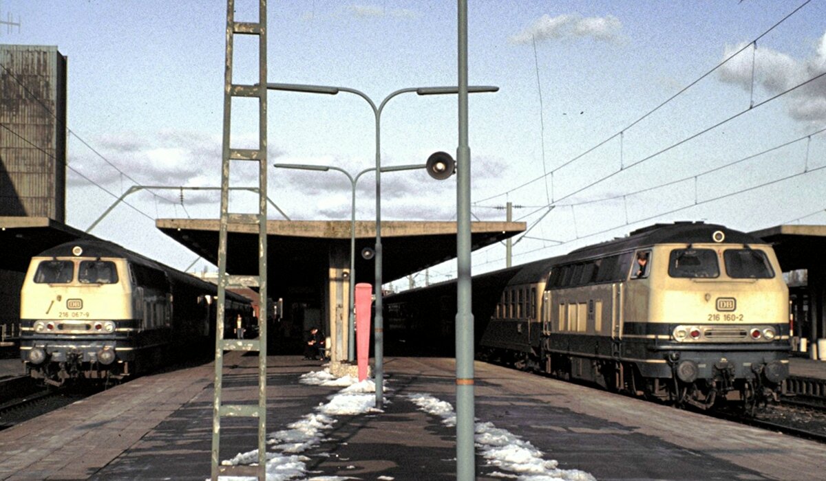 216 067-9 und 216 160-2 in Braunschweig am 26.02.1983.