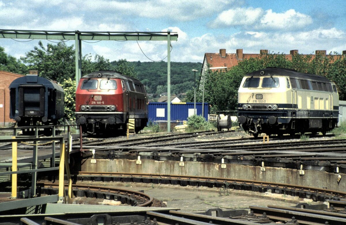 216 122-2 und 216 168-5 in Northeim im Mai 1990.
