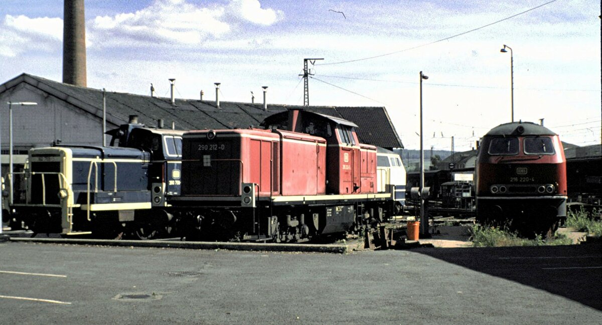 216 220-4 und 290 212-0 und 360 759-5 in Bebra an der Drehsheibe, gleich neben einer öffentlichen Straße im Mai 1990.
