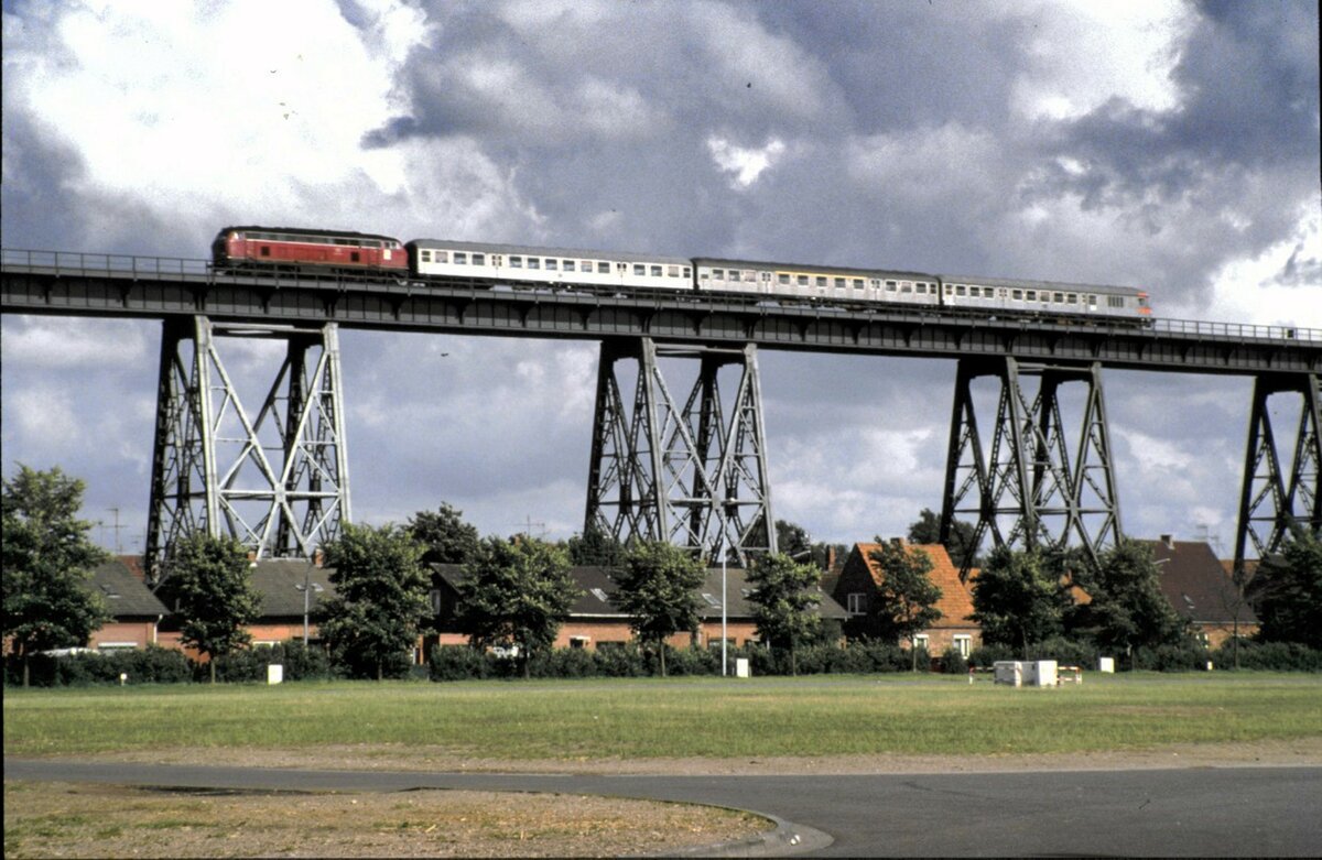 216 mit Silberling Wendezug auf der Nord-Ostsee-Kanal Brcke bei Rendsburg am 15.07.1985