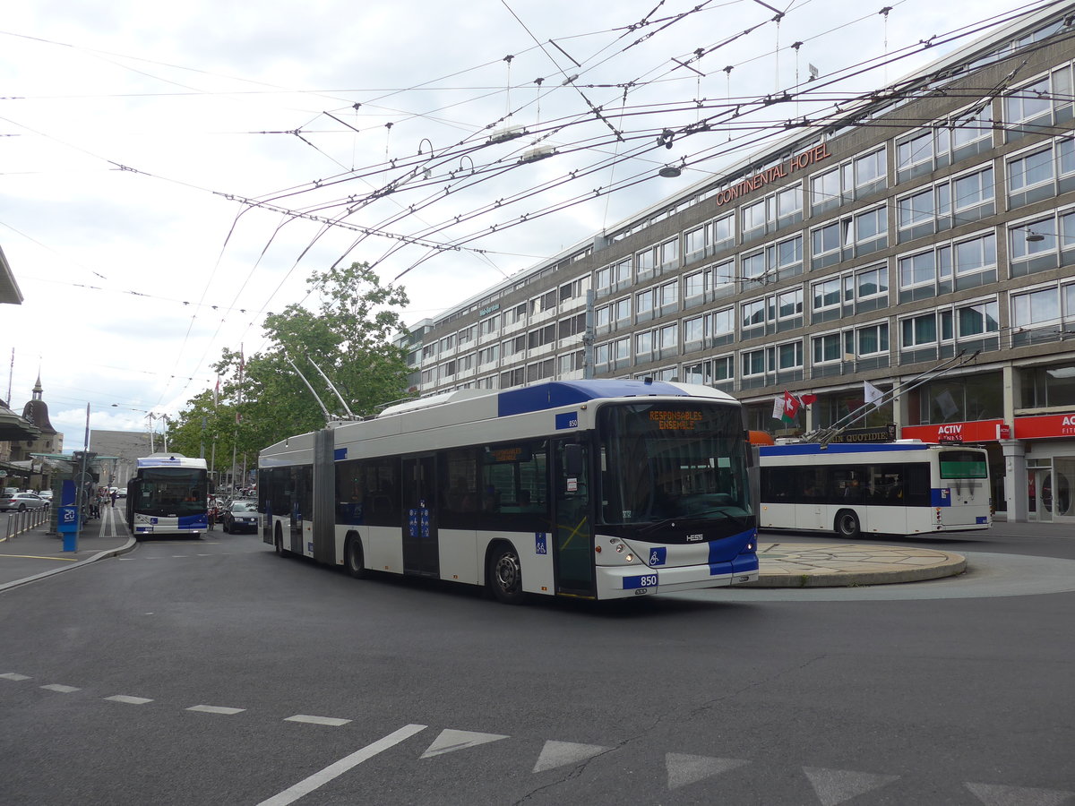 (216'996) - TL Lausanne - Nr. 850 - Hess/Hess Gelenktrolleybus am 10. Mai 2020 beim Bahnhof Lausanne