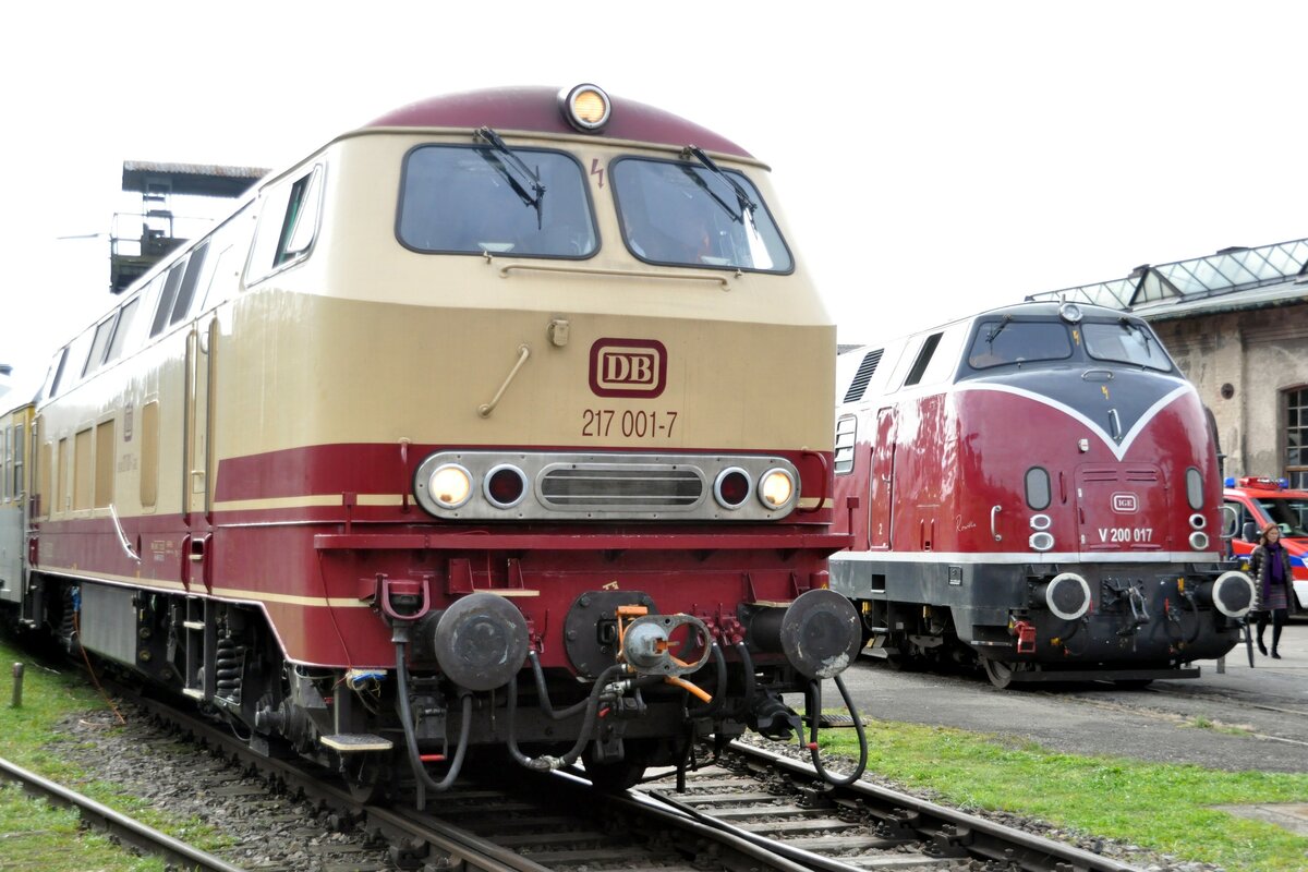217 001-7 und V 200 017 im Bahnpark Augsburg am 25.10.2009.