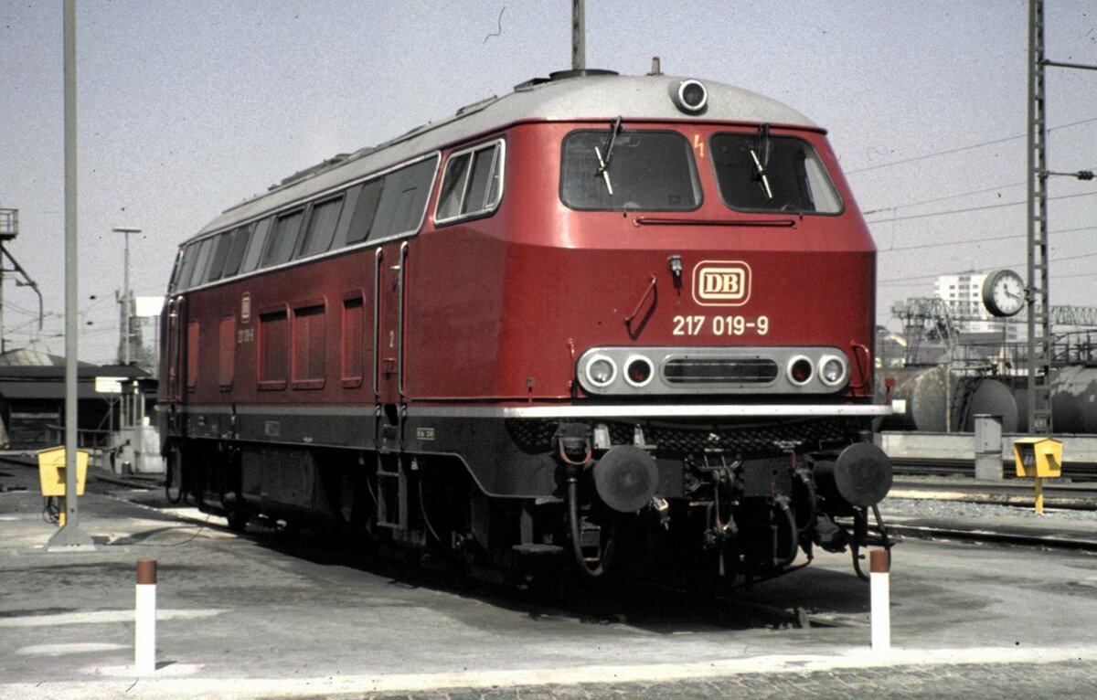 217 019-9 bei einer Führung in Regensburg am 15.05.1982.