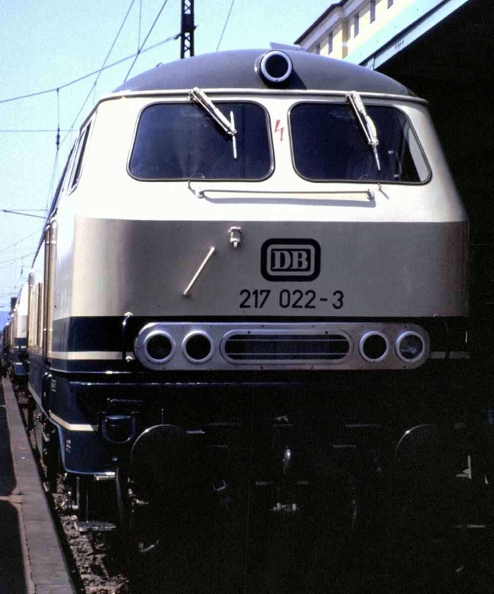 217 022-3 in Regensburg am 15.05.1982.