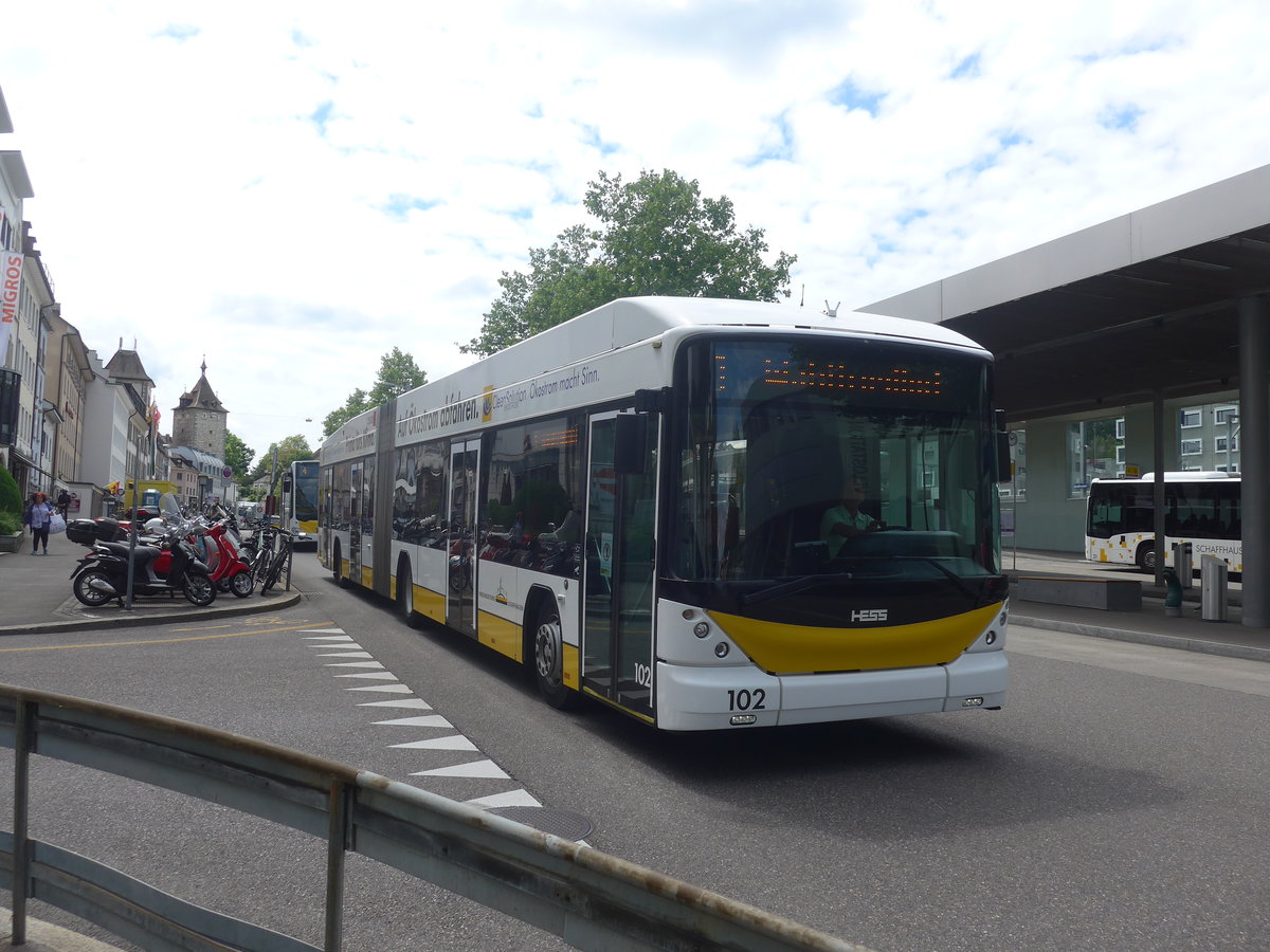 (217'749) - VBSH Schaffhausen - Nr. 102 - Hess/Hess Gelenktrolleybus am 8. Juni 2020 beim Bahnhof Schaffhausen