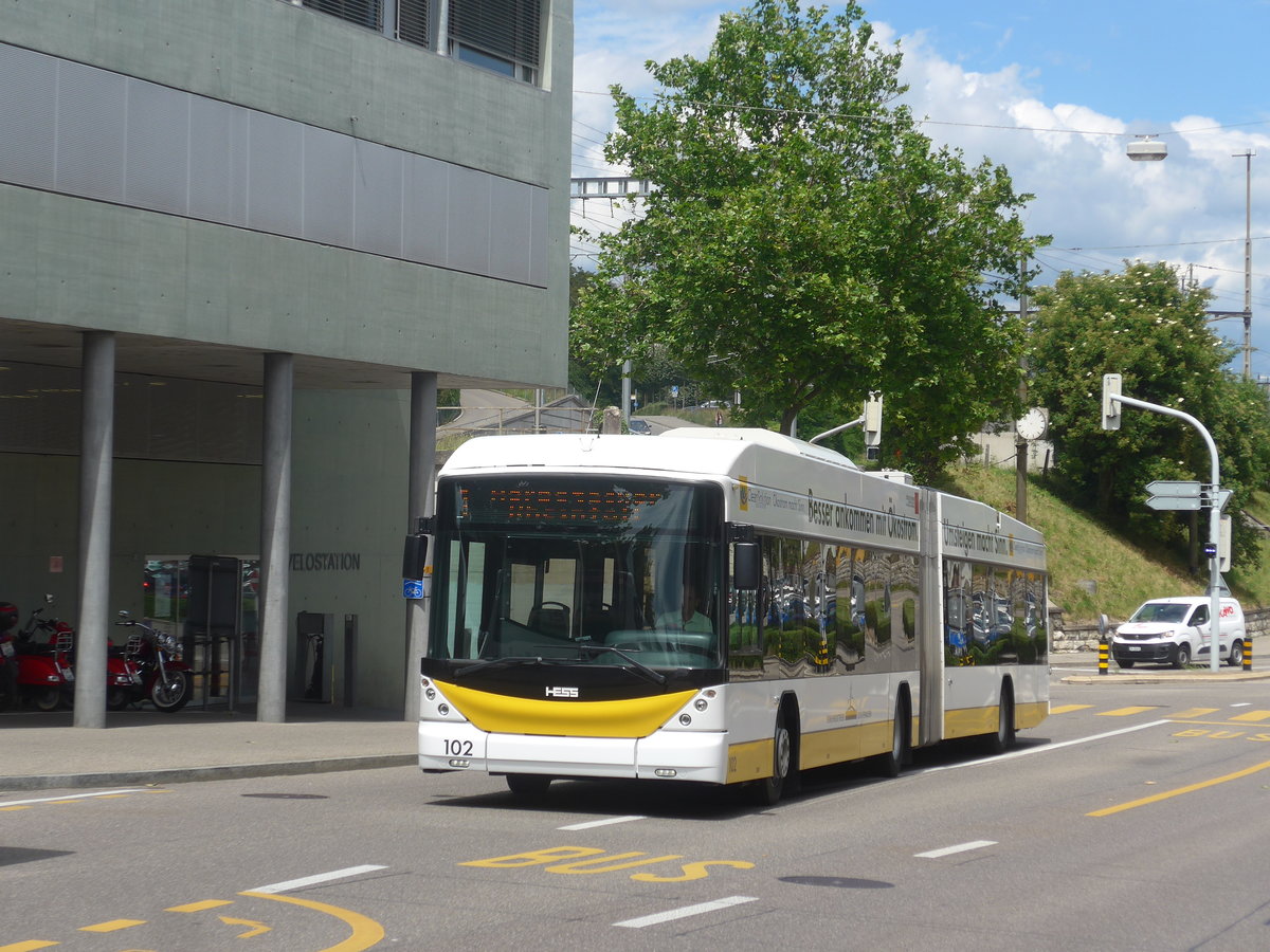 (217'769) - VBSH Schaffhausen - Nr. 102 - Hess/Hess Gelenktrolleybus am 8. Juni 2020 beim Bahnhof Schaffhausen