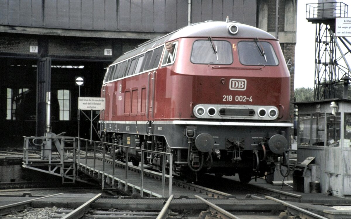 218 002-4 bei einer Führung in Regensburg am 12.07.1981.
