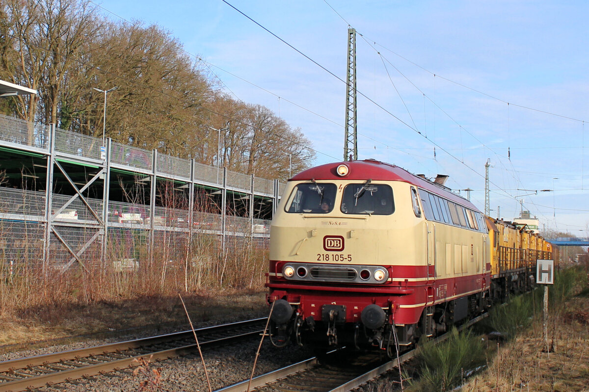 218 105-5 mit einer Überführung am Haken (Schienenschleifzug), durchfährt am 16.01.2026 den Bahnhof Tostedt.