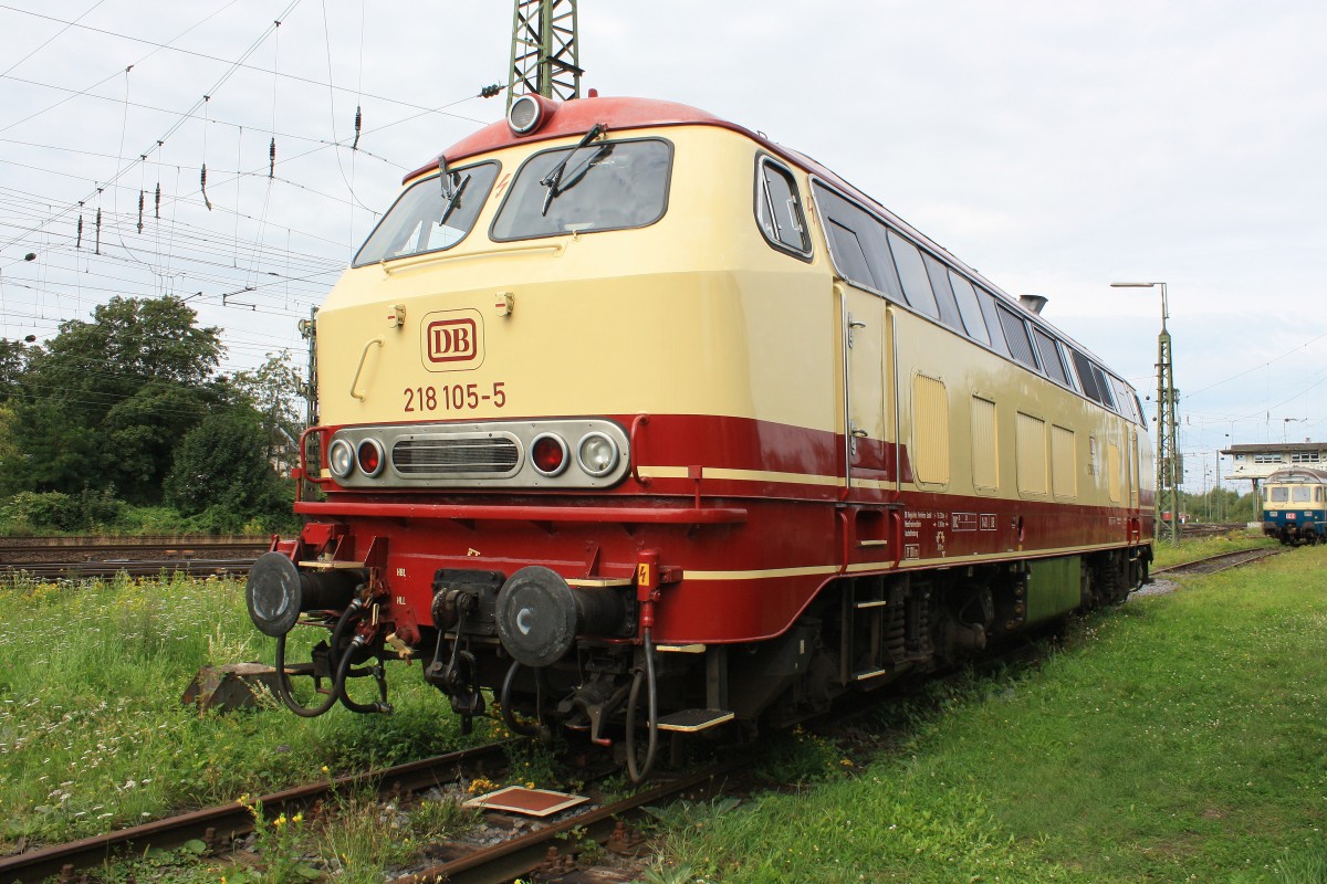 218 105-5 präsentiert sich in beige/roter Lackierung am 22. August im DB-Museum Koblenz/Lützel.