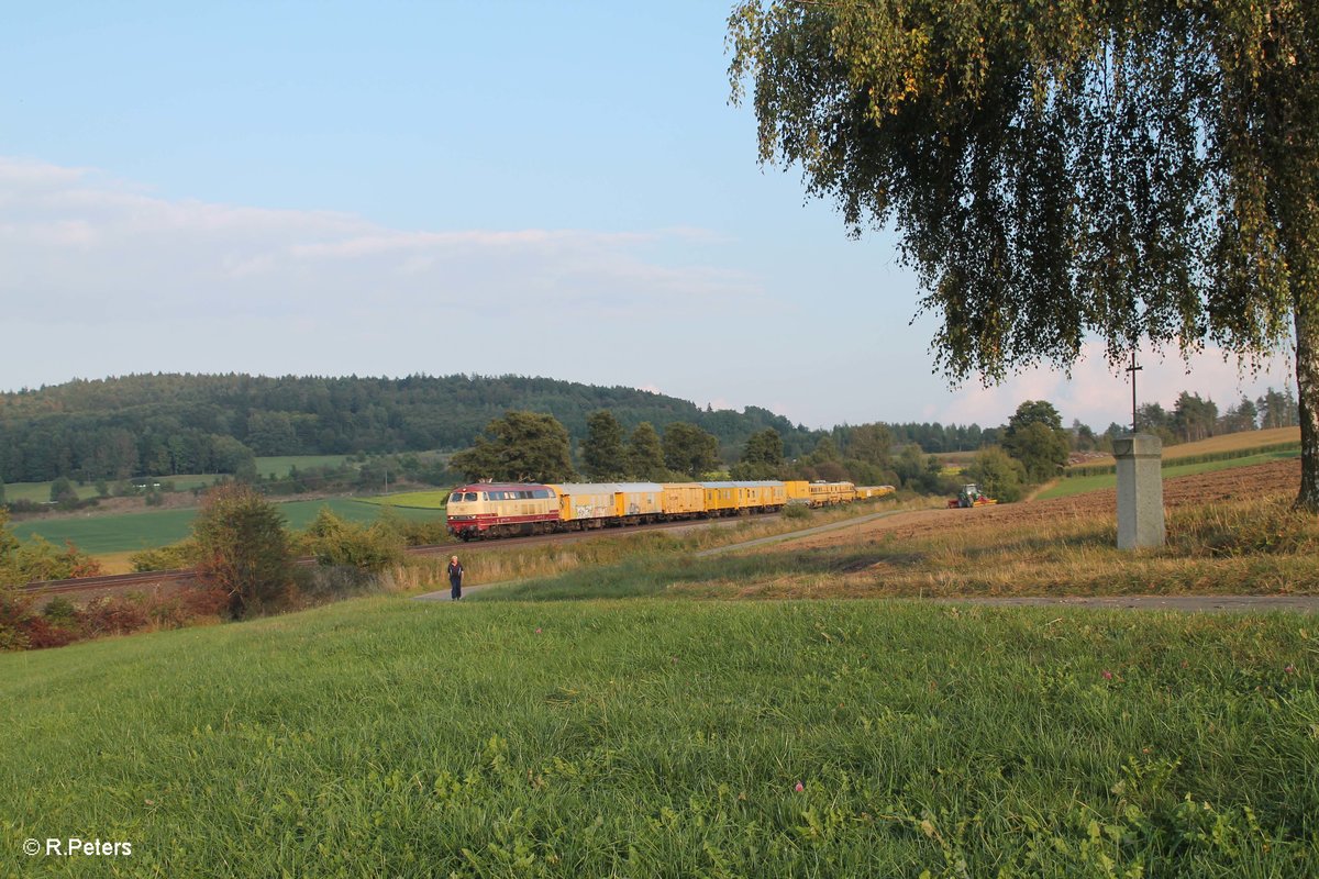218 105 bef�rdert bei Lengenfeld den DGV 92757 in Richtung Hof. 27.09.16