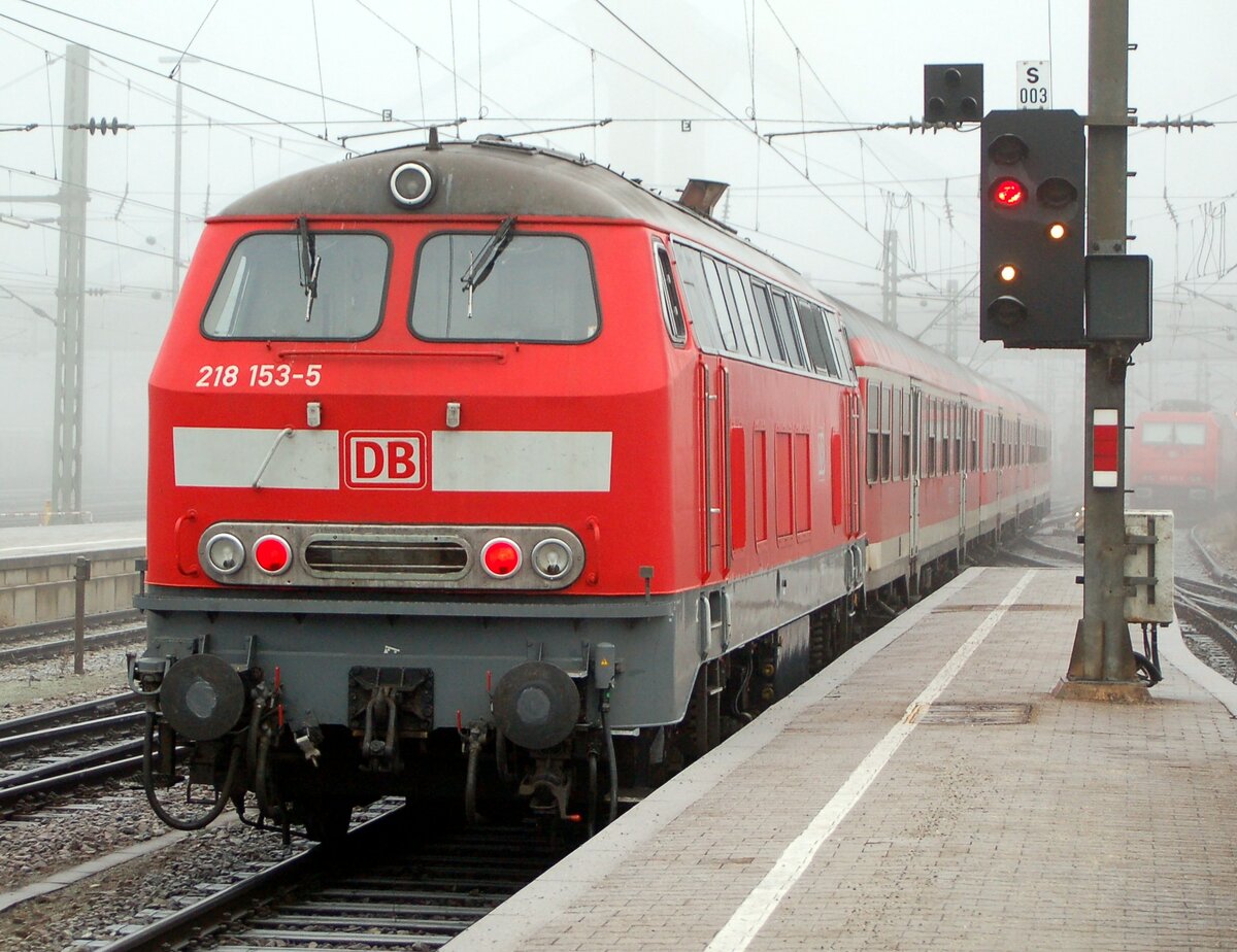 218 153-5 mit Nahverkehrszug in Ulm am 08.12.2008.