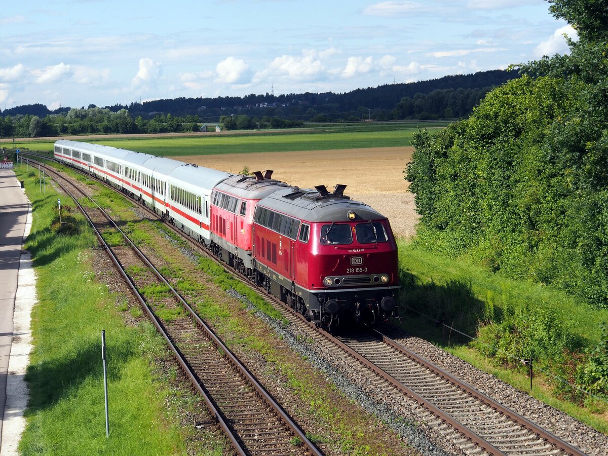 218 155-0 und eine weitere 218 mit IC 2013 Allgäu in Vöhringen am 02.08.2021.