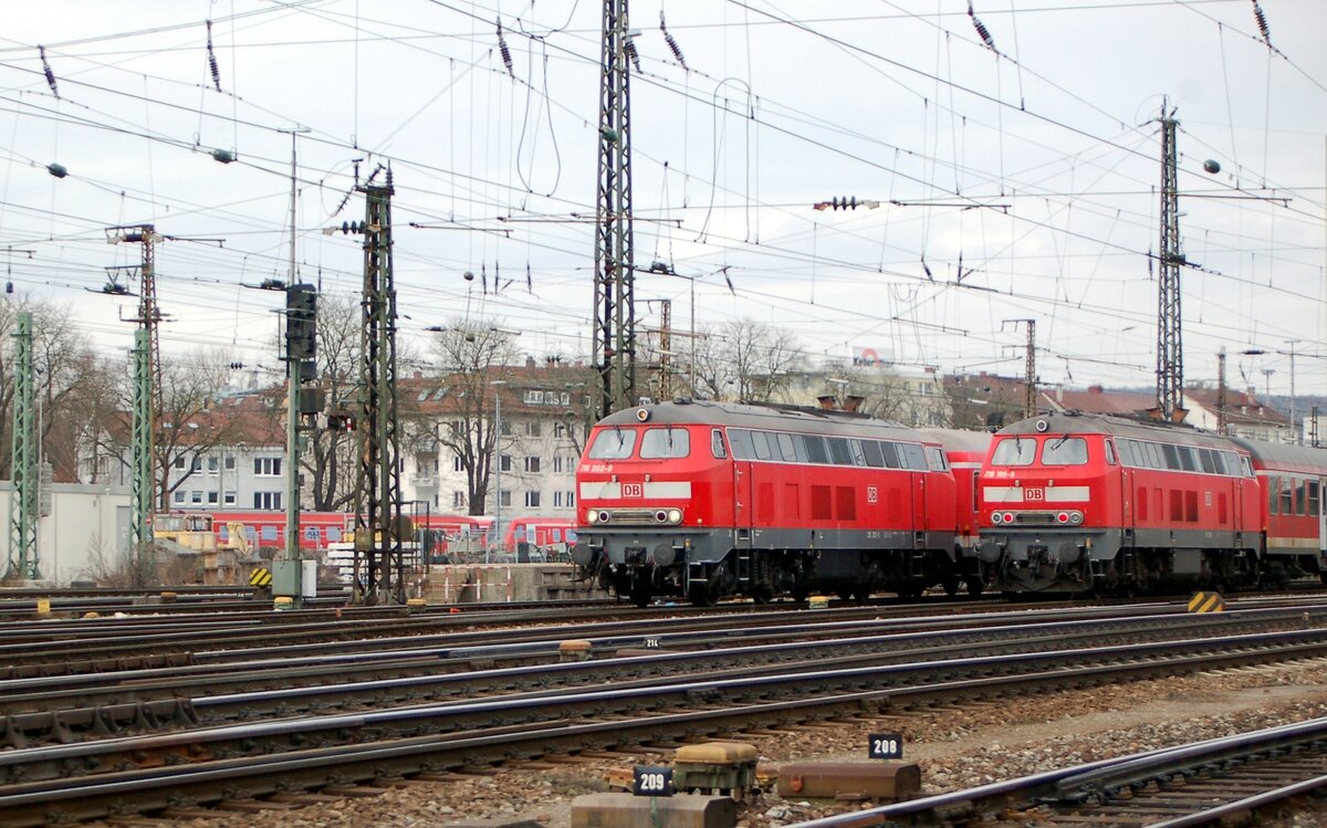 218 202-0 nach Kempten und 218 198-8 je mit Nahverkehrszug von Kempten in Ulm am 28.02.2008.