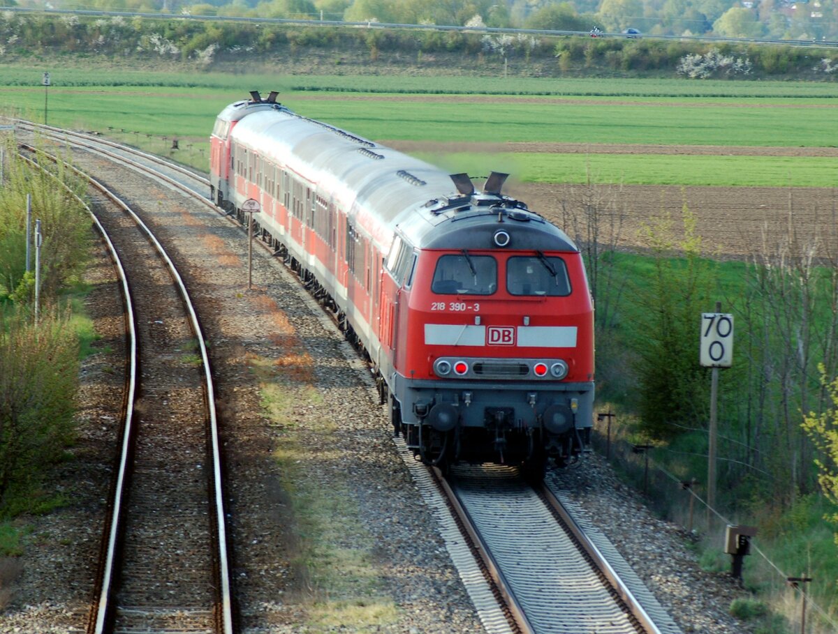 218 204-6 und 218 390-1 schiebend in Vöhringen am 19.04.2009.