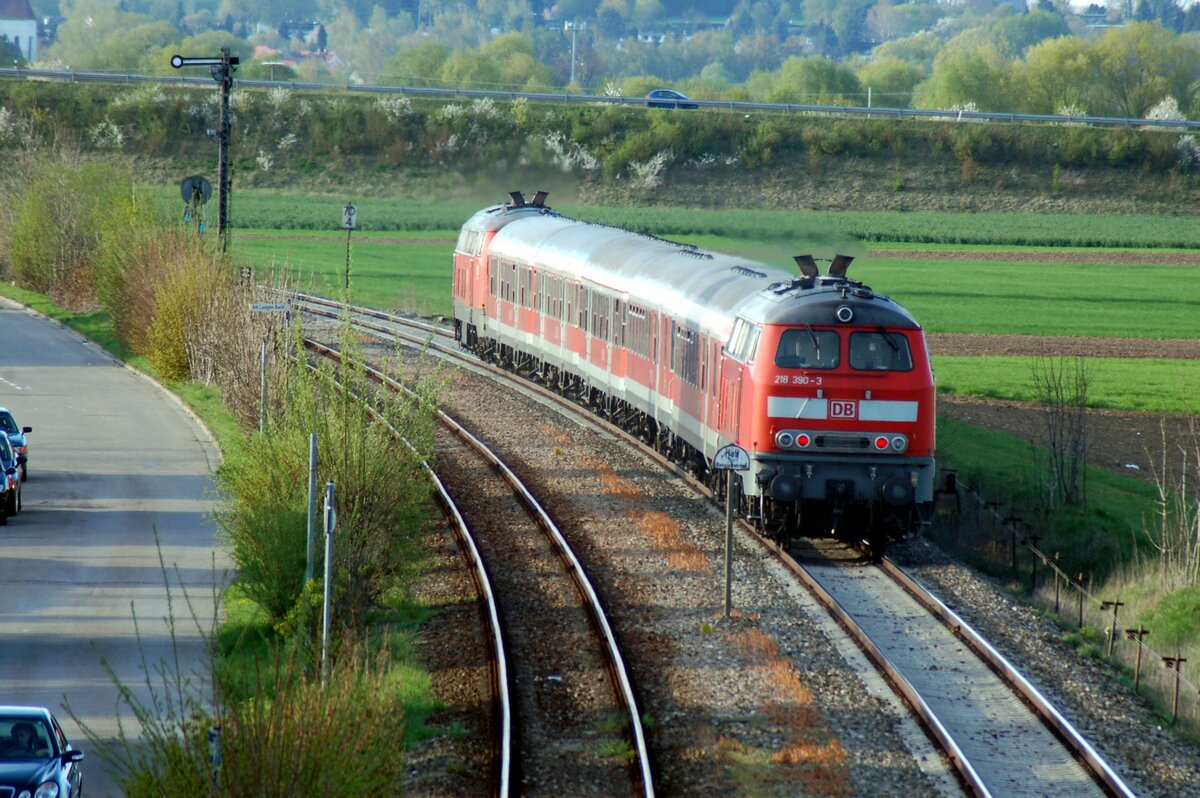 218 204-6 zieht und 218 390-3 schiebt Nahverkehrszug in Vöhringen am 19.04.2009.