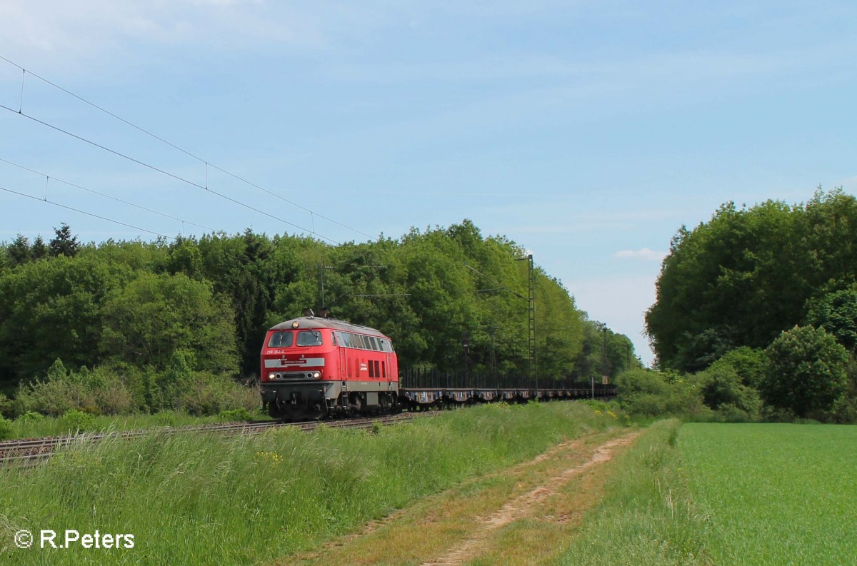 218 261-6 der BahnbauGruppe mit einem leeren Schienenzug bei der Netztrennstelle Bischofsheim in Richtung R�sselsheim. 15.05.15