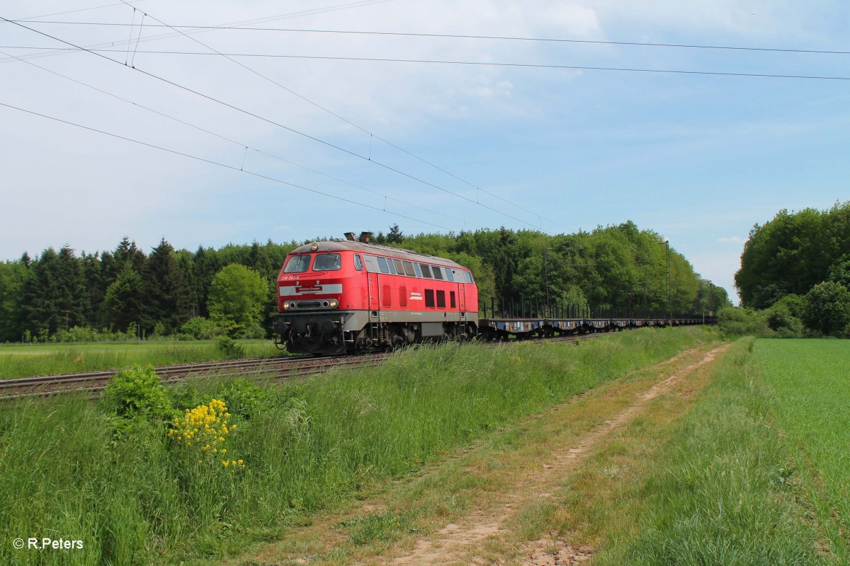218 261-6 der BahnbauGruppe mit einem leeren Schienenzug bei der Netztrennstelle Bischofsheim in Richtung R�sselsheim. 15.05.15