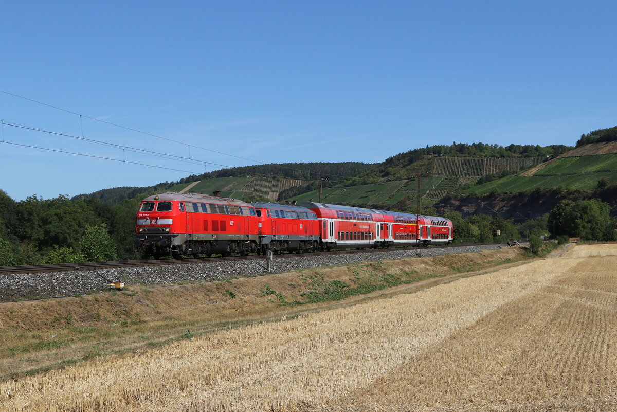 218 307 und 218 430 waren am 7. August 2022 bei Himmelstadt in Richtung Wrzburg unterwegs.