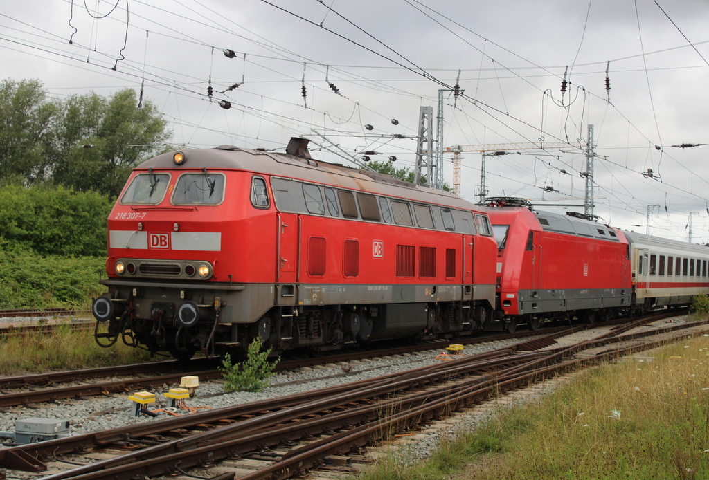 218 307-7+101 067-7 mit IC 2261(Stralsund-Hamburg)bei der Ausfahrt im Rostocker Hbf.03.08.2025