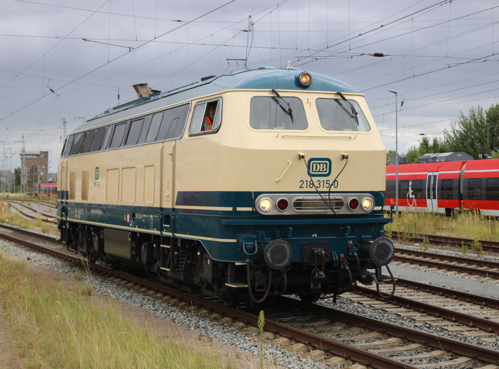 218 315-0 in Ozeanblau/Beige zeigte sich am 22.08.2025 im Rostocker Hbf.