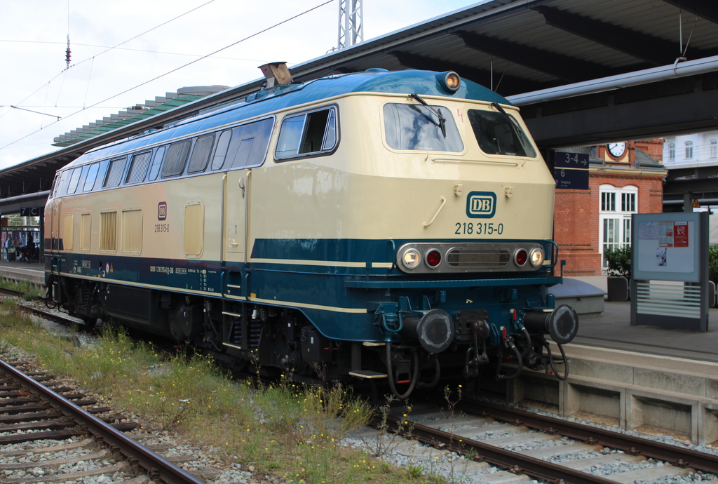 218 315 am 24.08.2025 im Rostocker Hbf.