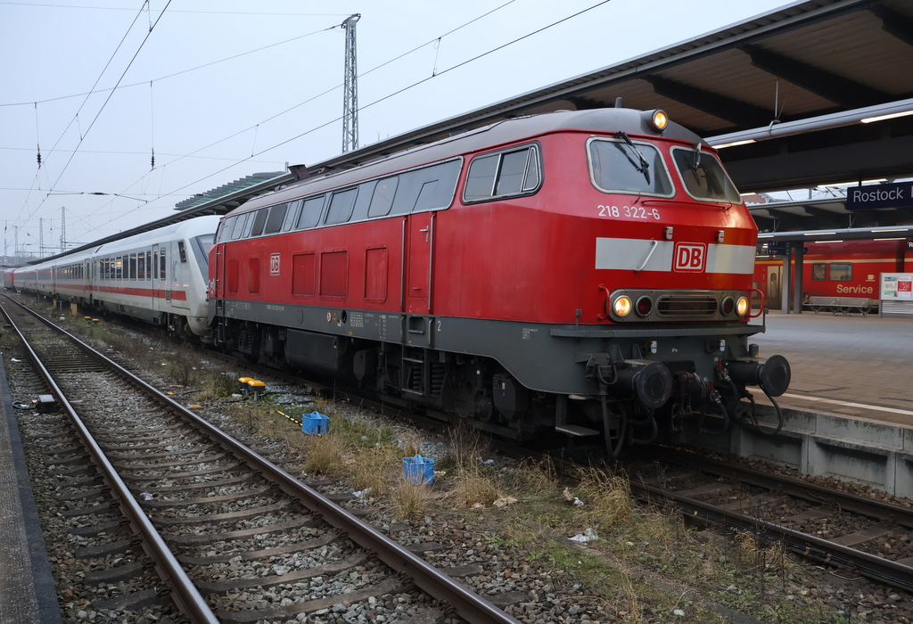 218 322 mit IC 2261(Greifswald-Hamburg)im Rostocker Hbf.18.01.2026