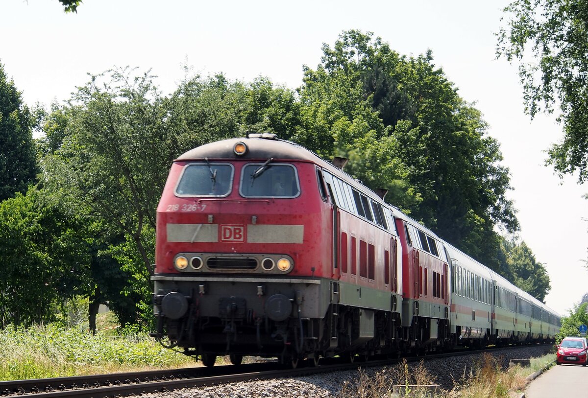 218 326-7 und eine weitere 218 mit IC 2012 Allgäu in Bellenberg am 16.07.2015.