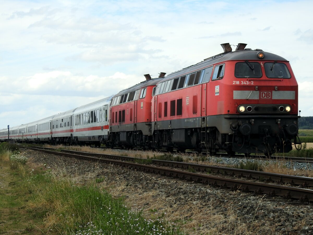 218 343-2 und eine weitere 218 mit IC 2013 Allgäu in Vöhringen am 28.07.2015.