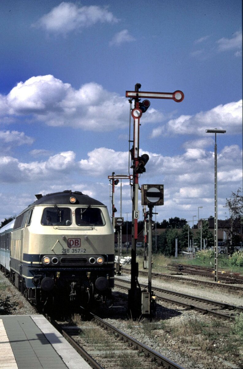 218 357-2 in Illertissen; noch stehen die Formsignale in der Bahnhofsausfahrt nach Ulm,  am 20.07.2002.