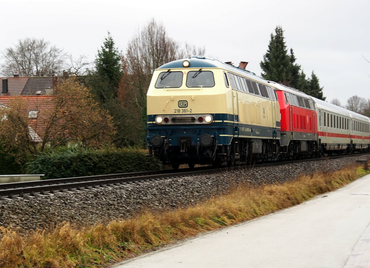 218 381-2 RP und eine weitere 218 von RPmit IC Allgäu in Bellenberg am 25.12.2019.