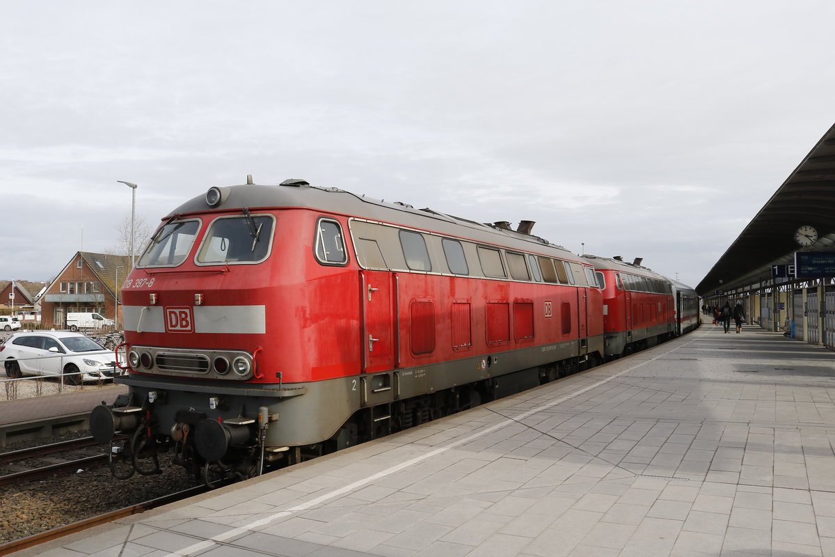 218 397-8 kurz nach der Ankunft im Bahnhof von Westerland/Sylt am 21. Mrz 2018.