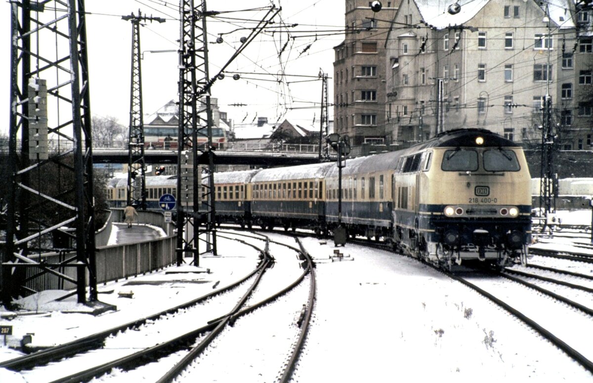 218 400-0mit D-Zug aus Oberstdorf in Ulm am 23.11.1980.