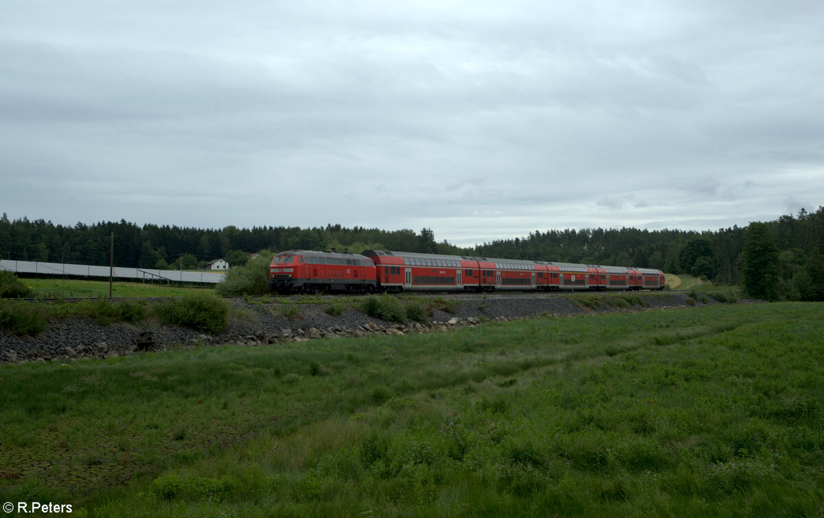 218 403-4 zieht am trocken gelegten Rechenweiher als RE2 RE4861 Hof - München vorbei. 07.07.24