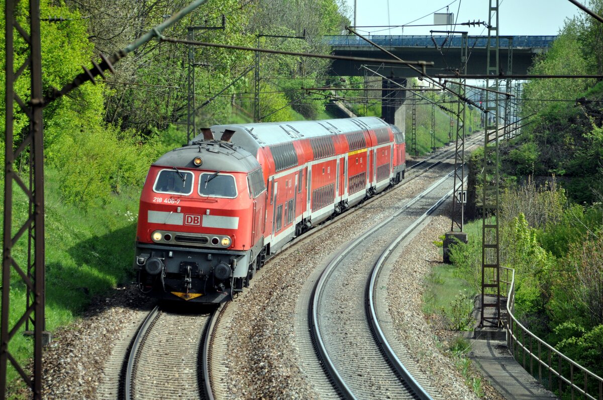 218 406-7 und 218 431-5 mit Doppelstockzug im Sandwich auf der Geislinger Steige am 06.05.2011.