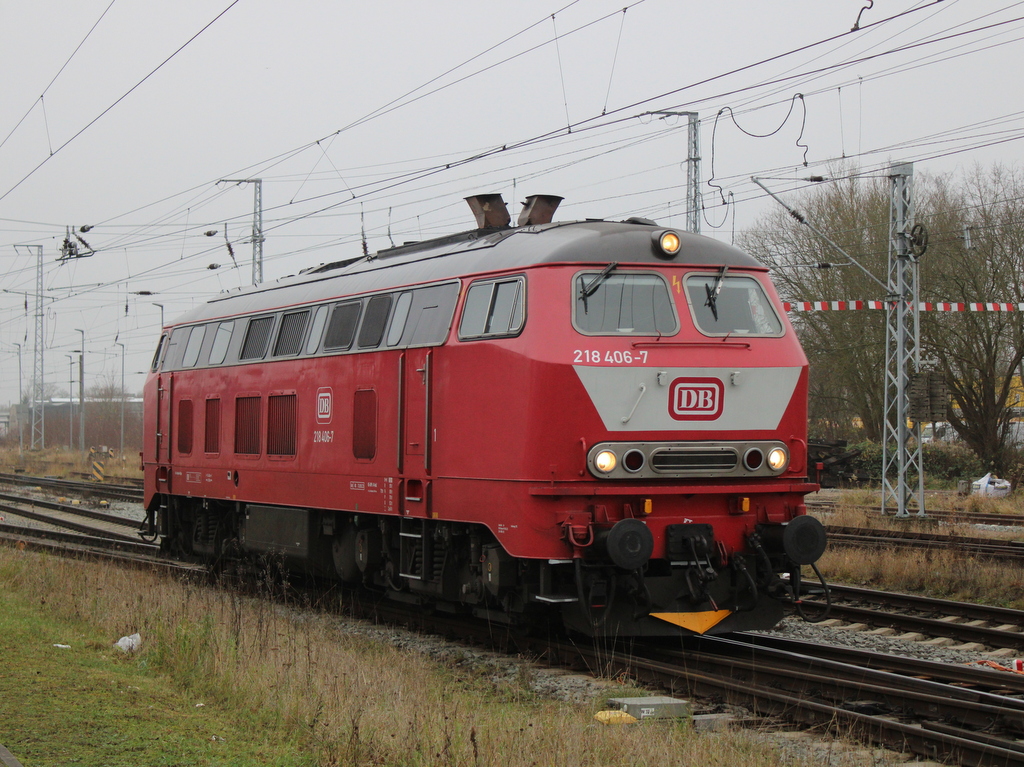 218 406-7 beim Rangieren am 21.12.2025 im Rostocker Hbf.