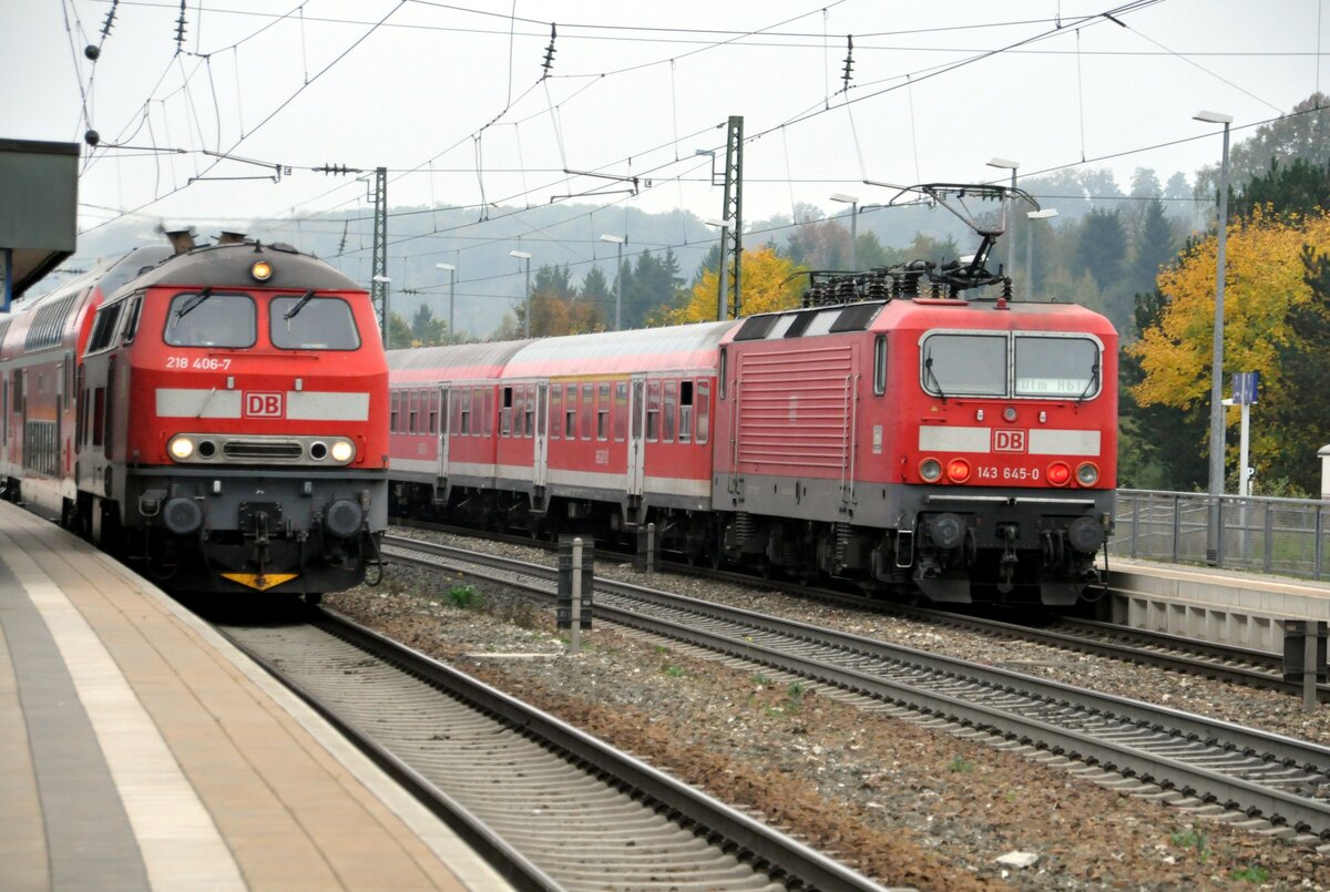 218 406-7 mit Doppelstockzug und 143 645-0 mit Nahverkehrszug in Amstetten. Die Standardzüge um den 07.10.2010.