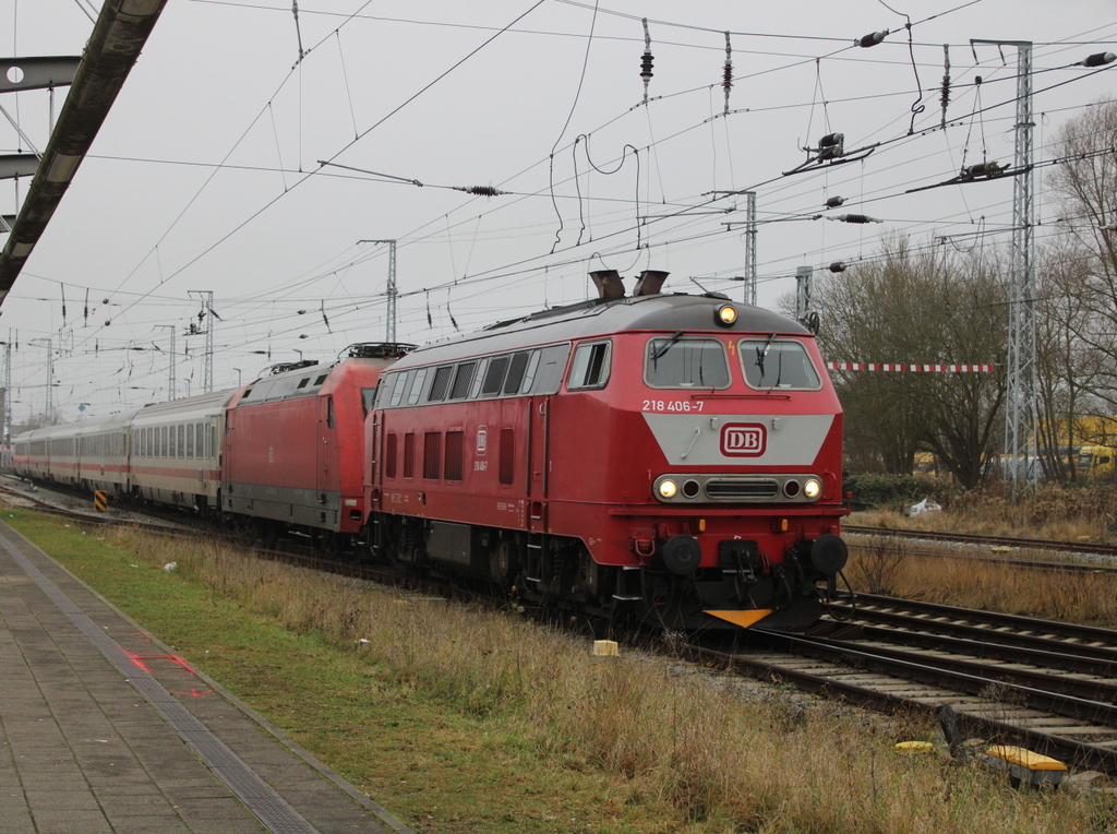 218 406-7 mit IC 2260(Hamburg-Binz)bei der Einfahrt im Rostocker Hbf.21.12.2025