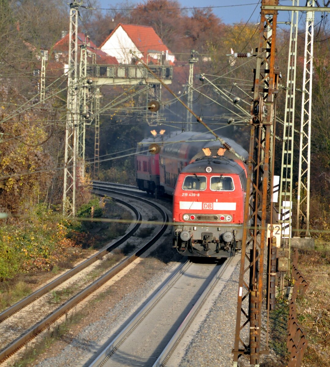 218 409-1 und 218 430-8 mit Doppelstockzug im Sandwich in Ulm am 04.11.2010.