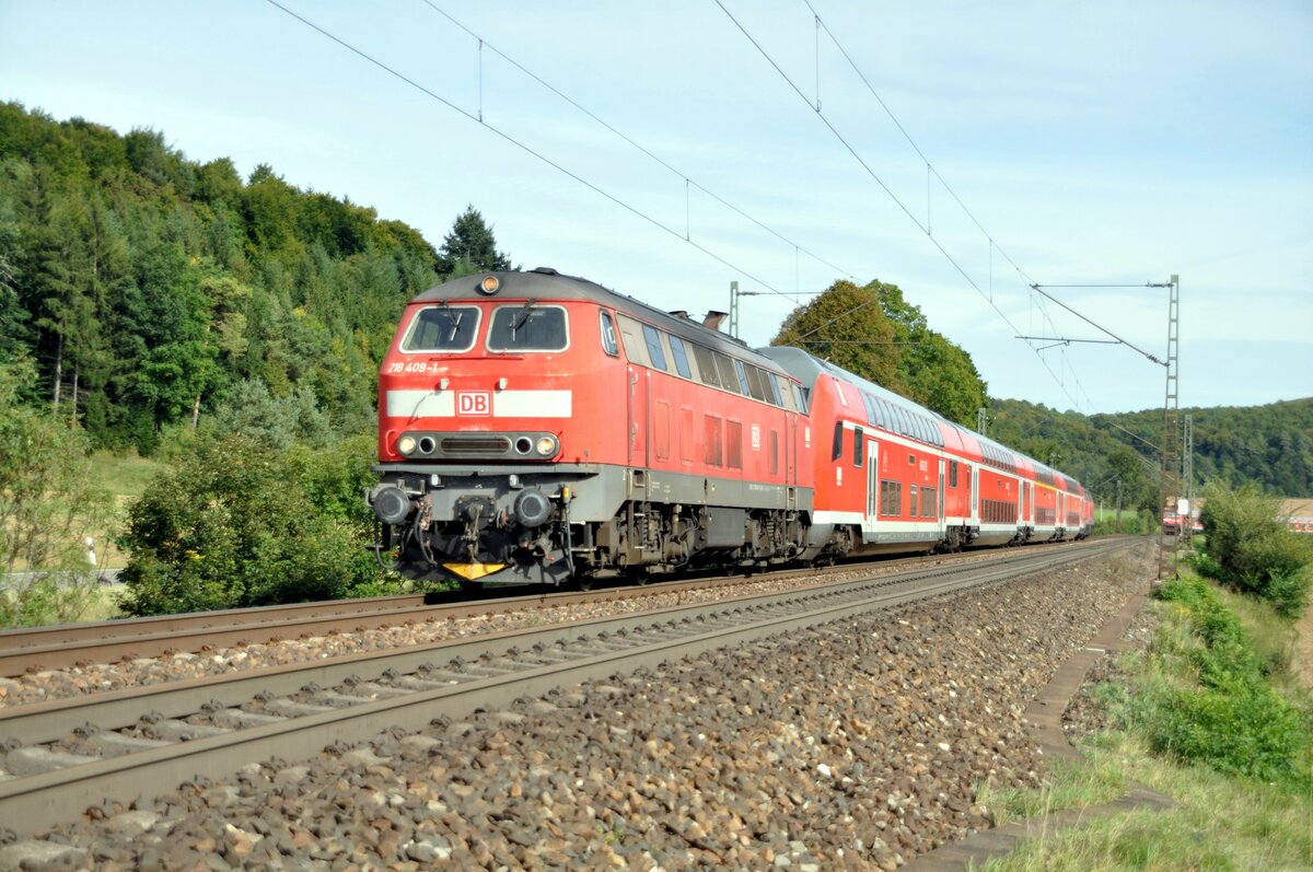 218 409-1 und 218 438-0 mit Doppelstockzug im Sandwich bei Amstetten am 20.09.2012.