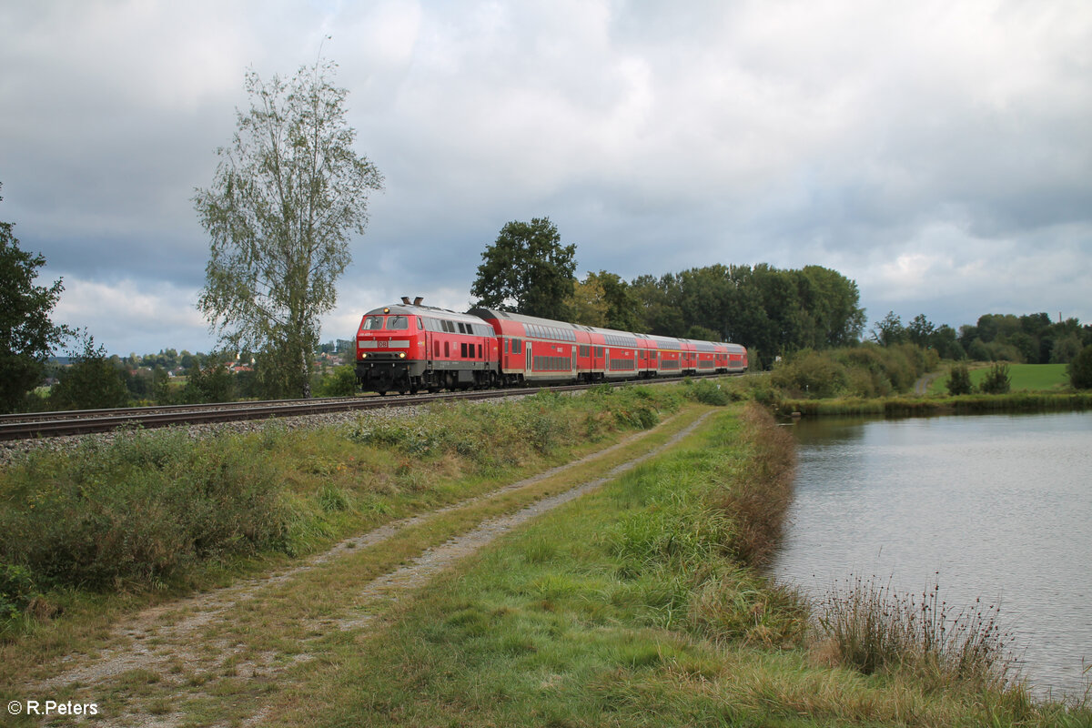 218 409-1 zieht südlich von Wiesau/Oberpfalz den RE2 RE4859 Hof - München. 15.09.24