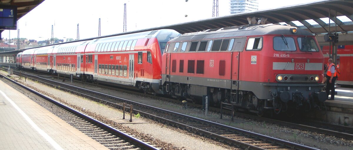 218 410-9 und 218 409-1 mit Doppelstockzug im Sandwich am 03.09.2008 in Ulm.