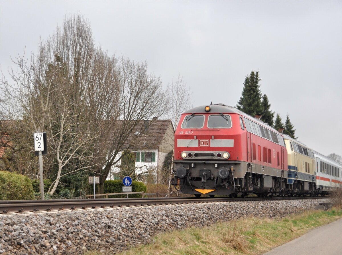 218 411-7 und 218 446-3 mit RE 2012 Allgäu (ab Ulm IC) in Bellenberg am 31.03.2022.